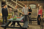 Ted (Josh Radnor, l.) überredet seine Freunde Barney (Neil Patrick Harris, 2.v.l.), Lily (Alyson Hannigan, 2.v.r.), Robin, Marshall (Jason Segel, M.) mit zu Stella (Sarah Chalke, r.) nach New Jersey zu fahren. Doch für die Freunde ist New Jersey eine Provinz. Und als sie dann noch im trostlosen Partykeller von Stella landen, ist das Chaos perfekt ...