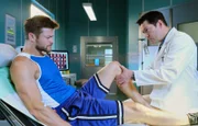 Holger Harmsen (Eugen Bauder, li.) trainiert für die Landesmeisterschaften im Boxen, doch ein Trainingskampf mit seinem Freund ist aus dem Ruder gelaufen. Dabei hat sich Holger ziemlich schwer am Knie verletzt. Dr. Philipp Brentano (Thomas Koch, re.) wird ihn versorgen und will sich mit Holger über seine eigenen Erfahrungen im Boxen austauschen. Holger nimmt Philipp als Arzt ernst, aber als Boxer nicht ansatzweise.