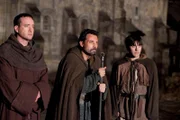 Die heikle politische Lage hält Tom (Rufus Sewell, m.) und Prior Philip (Matthew Macfadyen,l.) nicht davon ab, den Bau einer gewaltigen Kathedrale in Angriff zu nehmen.