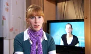 Die 38-jährige Lilli (li.) schaut sich Nadines Videobotschaft an.