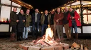 Björn Freitag (5.v.l.) und Frank Buchholz (6.v.l.) feiern Weihnachten mit ihren Gästen auf dem Meierhof Rassfeld mit weihnachtlichen Orangen-Punsch an der Feuerstelle. V.l.n.r. Theresa Coßmann, Margarete Ribbecke, Thedel Haver Rassfeld, Georg Ehringhausen, Björn Freitag, Frank Buchholz, Jörg Terjung, Friedrich Wilhelm Haver Rassfeld, Iris Haver Rassfeld.