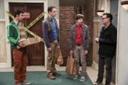 Raj (Kunal Nayyar, l.) versucht, durch ein Date mit seinen Ex-Freundinnen seine Frauenprobleme zu lösen. Unterdessen will Sheldon (Jim Parsons, 2.v.l.) mit Hilfe eines Emotionendetektors die Gefühle seiner Freunde Howard (Simon Helberg, 2.v.r.) und Leonard (Johnny Galecki, r.) besser verstehen - doch das geht  eindeutig nach hinten los ...