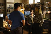 (v.l.n.r.) Ernie Malik (Jason Antoon); Kai Holman (Alex Tarrant); Lucy Tara (Yasmine Al-Bustami); Jane Tennant (Vanessa Lachey)