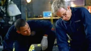 Eine stark verweste Leiche ist in einem Autowrack gefunden worden. Die Untersuchung durch Sheldon Hawkes (Hill Harper, l.) und Sid Hammerback (Robert Joy) ergibt, dass das Opfer ungefähr drei Wochen zuvor ermordet wurde.