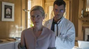 Donna (Nele Kiper) lässt nichts unversucht, mehr über den neuen Arzt (Xaver Hutter) und dessen außergewöhnliches Privatleben zu erfahren.