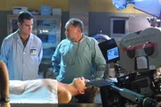Der 14-jährige Dylan Buckley (Zane Holtz, lieg.) wurde tot im Haus seiner Psychiaterin gefunden. Starb er an einem epileptischen Anfall? Dr. Robbins (Robert David Hall, r.) berichtet Nick (George Eads) von seinen ersten Untersuchungsergebnissen.
