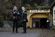 Saskia (Teresa Weißbach) und Karl Scheibner (Uwe Preuss) vor dem Stollen nach dem Fund der Leiche von Bernhard Markert.