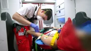 Nach einem Verkehrsunfall wird eine Patientin behandelt