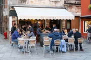 Einheimische und Touristen strömen in die „La Cantina“ im venezianischen Viertel Cannaregio, um erlesenen Wein, Cicchetti und Carpaccio zu genießen.