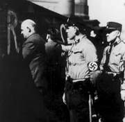 SS-Männer nehmen 1933 Sozialdemokraten gefangen.