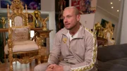 S3F26:  Die gestrige Tortenattacke auf Erics Modenschau spaltet die Reality-Stars. Erics Modenschau sollte das Ereignis des Jahres werden. Der 36-Jährige wollte gestern mit seiner Fashion Show auf seine neue Kollektion aufmerksam machen.