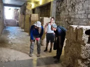 Die Geoarchäologin Beverly Goodman, Michael Lazar und Omry Nackum erkunden das Theater des Herodes in Caesarea, Israel.