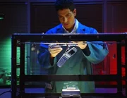 Am Tatort hat das CSI-Team ein Handy gefunden. Gehört es dem Mörder? Im Labor sucht Eric (Adam Rodriguez) nach Fingerabdrücken.  +++