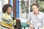 Finden sich zu einer friedlichen Klatsch und Tratsch-Interessengemeinschaft über Brittas neuen Freund zusammen: Jeff (Joel McHale, r.) und Shirley (Yvette Nicole Brown, l.) ...
