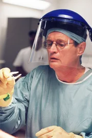 Arbeitet an einem schwierigen Fall: Dr. Donald Mallard (David McCallum) ...