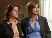 Dana Lewis (Marcia Gay Harden, l.) ist eine FBI-Agentin, die in einer neonazistischen Gruppe verdeckt ermittelt. Für Detective Olivia Benson (Mariska Hargitay) hat sie wertvolle Hinweise.