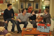 Für Barney (Neil Patrick Harris, r.), Lily (Alyson Hannigan, 2.v.r.), Robin, Marshall (Jason Segel, r.) ist New Jersey Provinz. Doch Ted (Josh Radnor, l.) kann sie davon überzeugen, für einen Abend mit zu Stella zu fahren. Ob das eine gute Idee war?