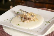 „Sarde in Saor“, ein Gericht aus marinierten Sardinen, ist eine beliebte Speise in der „Cantina do Spade“ in Venedig.