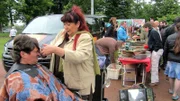 Sogar auf dem Flohmarkt werden von Sonja Haare geschnitten.. (Foto, hinten: Experte Otto Schulte)Sogar auf dem Flohmarkt werden von Sonja Haare geschnitten.. (Foto, hinten: Experte Otto Schulte)