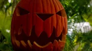 An Halloween nimmt das Team die Jagd auf einen Serienmörder auf, der Morde aus Kultfilmen nachahmt ...