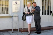 Schattenhofer (Werner Rom) trifft sich heimlich mit einer attraktiven jungen Frau.