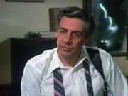 Der Detektiv Harry McGraw (Jerry Orbach) begibt sich auf die Suche nach dem Mörder seines Partners Archie Miles./
