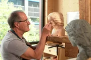 Bildhauer und Firmengründer Heinrich Demetz schnitzt den Kopf der Maria aus Holz