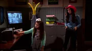 v.li.: Nora Thunderman (Addison Riecke), Phoebe Thunderman (Kira Kosarin)