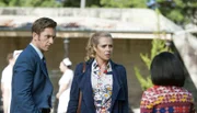 Dr. Andrew Patterson (Dan Hamill, l.); Joan (Jessica Marais, Mitte)