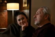 Seine Tochter Yoko (Julia Strowski) fühlt sich jetzt bei Hannes Markert (Wolfgang Stumph) zuhause.