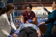 V.l.: Dr. Sarah Reese (Rachel DiPillo), Patient (unbekannter Darsteller), Dr. Ethan Choi (Brian Tee), Krankenschwester (unbekannte Darstellerin)
