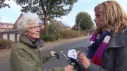 Sandra Eckardt fragt eine Passantin, ob sie Alfred auf dem Foto wiedererkennt.