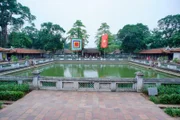 Das Gelände von Hanois Literaturtempel (Văn Miếu-Quốc Tử Giám), der ursprünglich 1070 als Universität erbaut und Konfuzius, dem Gelehrten und Weisen gewidmet wurde.