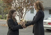 (v.l.n.r.) Kate Pearson (Hannah Zeilie); Rebecca Pearson (Mandy Moore)