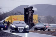 Tom und Semir verfolgen die flüchtigen Gangster über die Autobahn.  +++