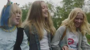 Tara (Maya Ystenes), Ylva (Ine Vinnes) und Sanne (Tilde Ender Søvik) sind gute Freundinnen - so soll es auch bleiben, auch jetzt, wo Ylva und Tara in eine andere Klasse als Sanne gekommen sind.