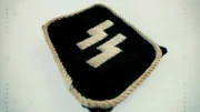 Der Kragenspiegel einer SS-Uniform.