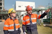 Michael Schmidt von der Bundesanstalt für Rohstoffe (BGR) (r.) besichtigt eine der größten Lithium-Raffinerien der Welt. China kontrolliert damit den Weltmarkt.