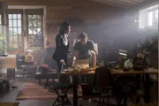 Die Zeit läuft: Trotz seines Verlustes versucht MayGyver (Lucas Till, r.) mit Chefin Patricia Thornton (Sandrine Holt, r.) die verschwundene und hochgefährliche Biowaffe aufzuspüren, die Millionen Menschen das Leben kosten könnte ....