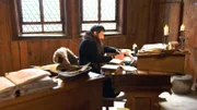 Filmszene: Martin Luther übersetzt die Bibel auf der Wartburg