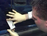 Dank der Fingerabdrücke des Opfers auf der Autotüre kommen die Ermittler den Tätern auf die Spur.