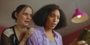 Amy (Imogen Mackie Walker) und Cece (Hailey Romain) wollen mit Hilfe des A-Kith mehr über Jade und ihren Taschenspiegel herausfinden.