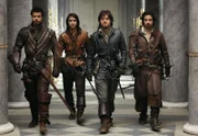 Einer für alle - alle für einen: Die Musketiere Aramis (Santiago Cabrera, re.), Porthos (Howard Charles, li.) und Athos (Tom Burke, 2. v. re.) sowie deren Mitstreiter D'Artagnan (Luke Pasqualino, 2. v. li.).