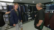 Peter sucht in der Türkei nach einem passenden Anzug für die Hochzeit. Harald (re.) unterstützt ihn mit Rat und Tat.