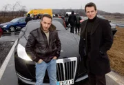 Die Kommissare von Cobra 11 Tom (René Steinke, re.) und Semir (Erdogan Atalay) drehten am 17.01.2006 mit dem Maybach Exelero für die RTL-Actionserie "Alarm für Cobra 11 - Die Autobahnpolizei"