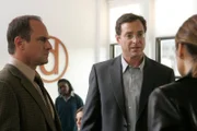 L-R: Christopher Meloni als Det. Elliot Stabler, Bob Saget als Glenn Cheales, Mariska Hargitay als Det. Olivia Benson