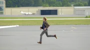 Gibt alles, um den gefährlichen Killervirus zu finden und zu stoppen: Angus MacGyver.