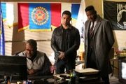 (v.l.n.r.) Tom Moore (Jaymes Butler); Torres (Wilmer Valderrama), Reeves (Duane Henry, r.)