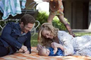 Dr. Andrew Patterson (Dan Hamill, l.); Joan (Jessica Marais, r.)