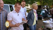 Trödelexperte Otto unterstützt Peter und Annegret beim Verkauf der Sachen auf dem Flohmarkt.